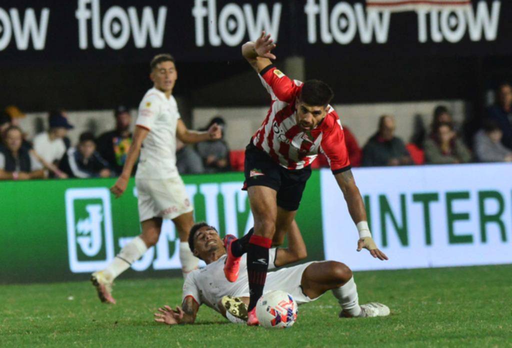 Estudiantes buscará seguir sumando en su primera salida