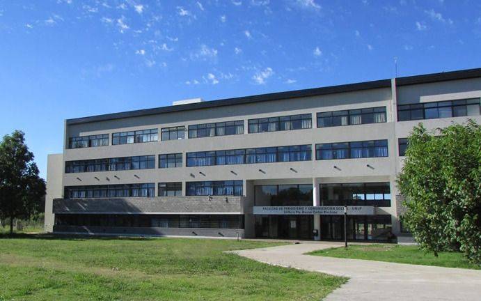 Periodismo anunció sanciones tras la violenta pelea en el edificio de la facultad