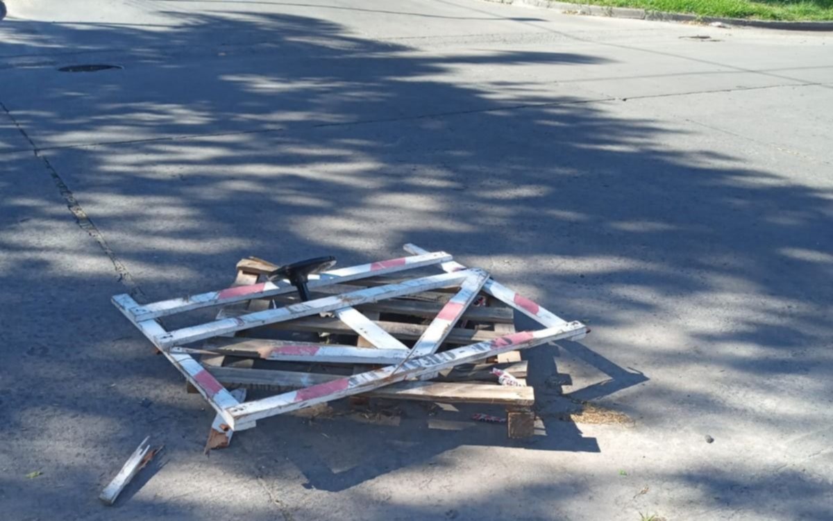 Cloacas desbordadas y sin tapa de seguridad en plena calle