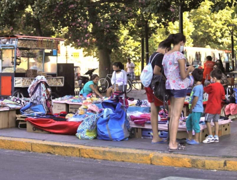Luego del operativo fallido, los manteros dominan la avenida 7