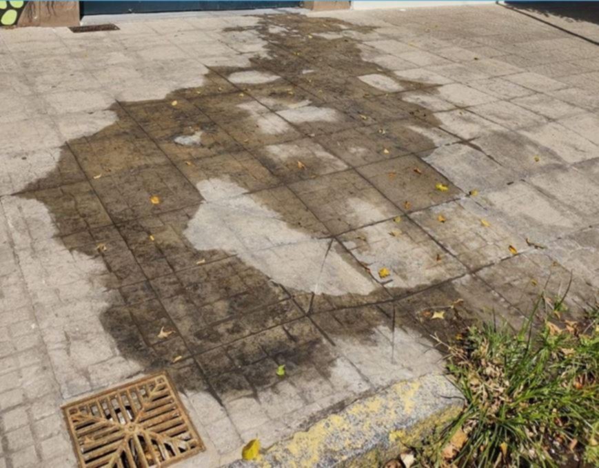 Una pérdida lleva varios días y complica el paso por la vereda