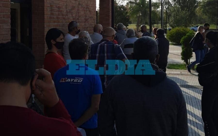Extensa cola y demoras en la delegación de Gonnet para renovar la licencia de conducir
