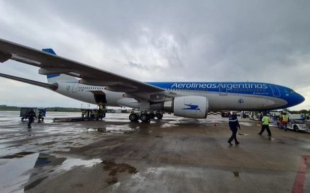 Aerolíneas Argentinas reprogramó más de 100 vuelos por el paro de controladores aéreos