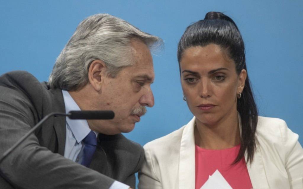 A un mes de la polémica por su viaje, Luana Volnovich reaparece en un acto con Alberto Fernández