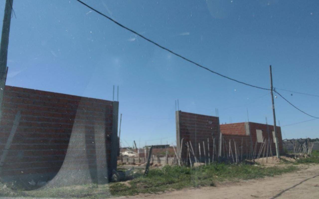 Amplían la denuncia federal por la megatoma de Los Hornos y solicitan demoler las construcciones