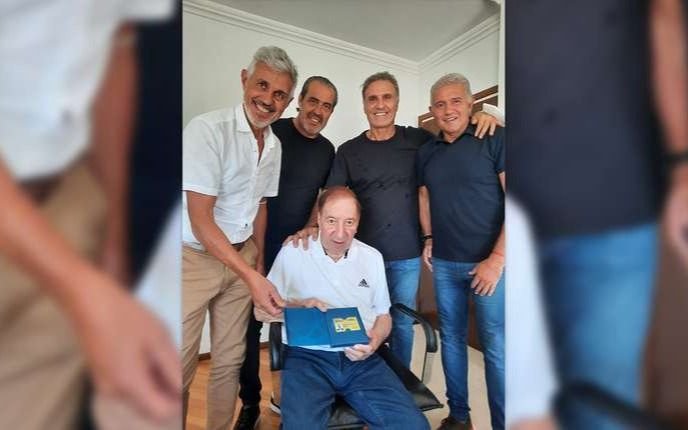 Bilardo fue visitado por los campeones del '86 y recibió la Licencia Honorífica de Entrenador de Conmebol