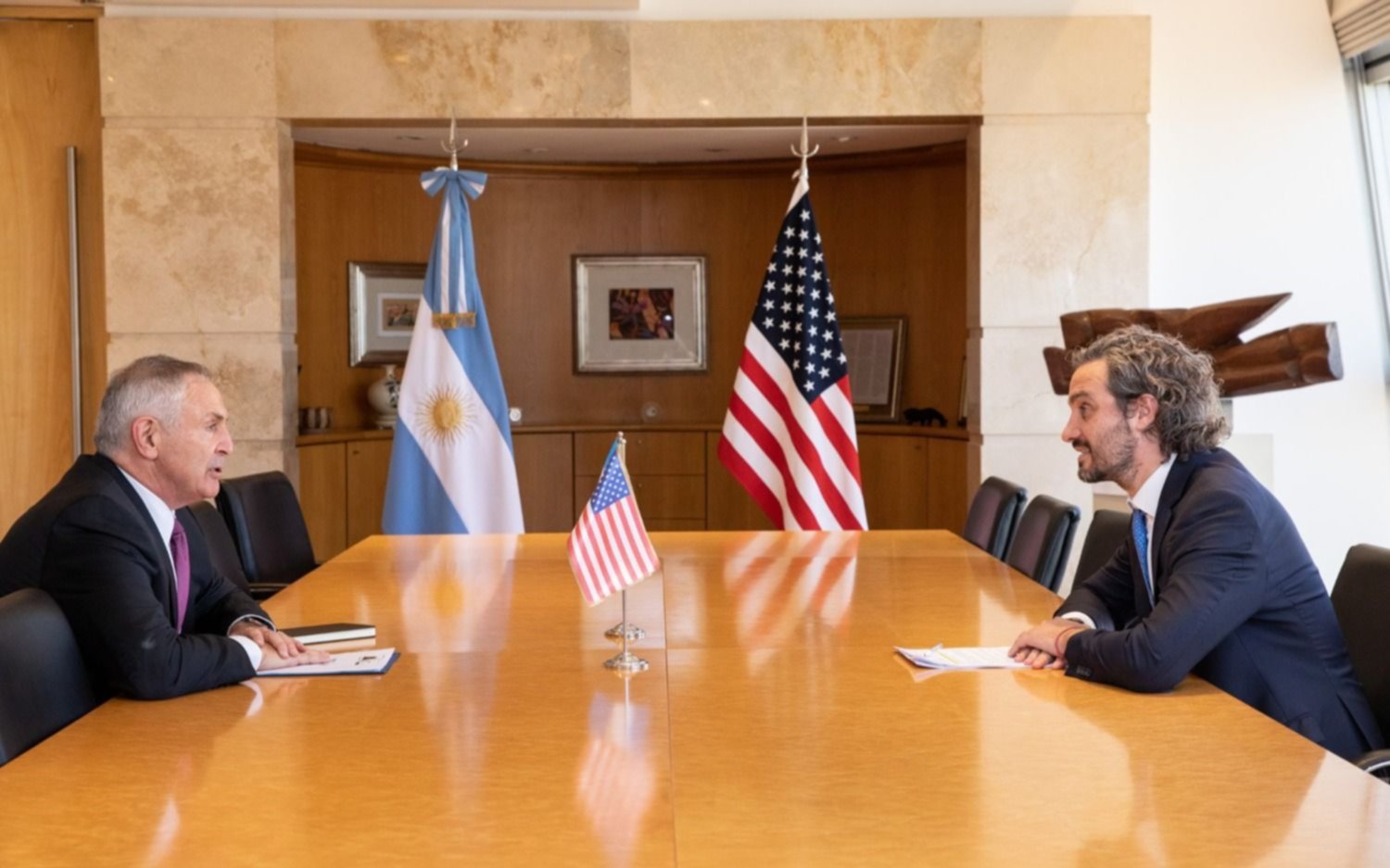 Cafiero recibió un guiño del embajador de Biden: “Argentina y Estados Unidos son buenos amigos”