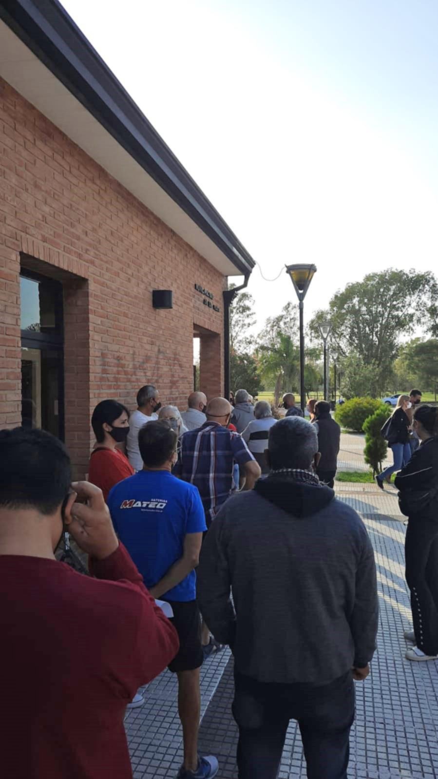 Las licencias otra vez: largas colas en Gonnet