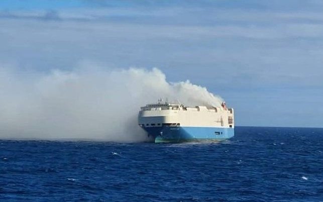 Arde en medio del Atlántico un barco repleto de autos de alta gama