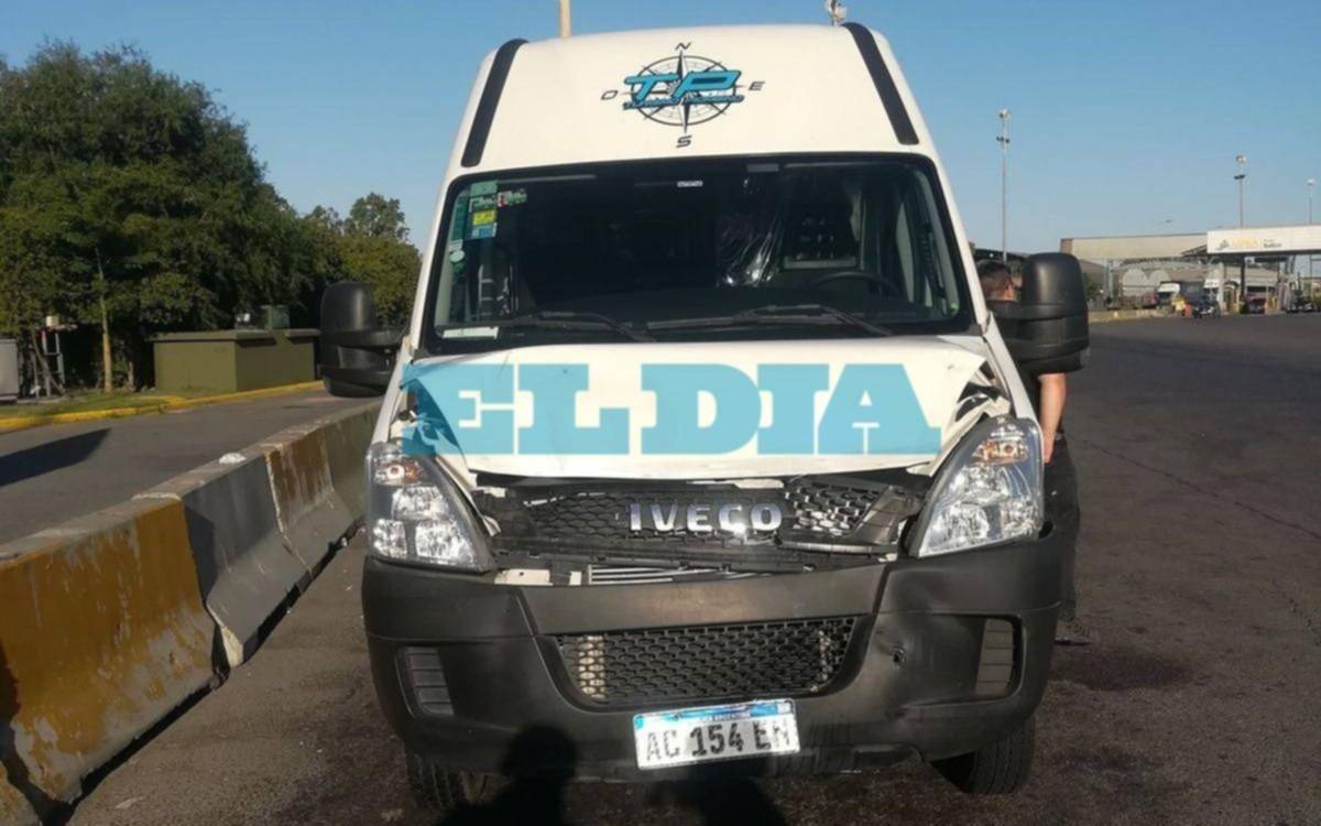 La combi que trasladaba a las chicas de Banco Provincia chocó en la Autopista: fue sólo un susto