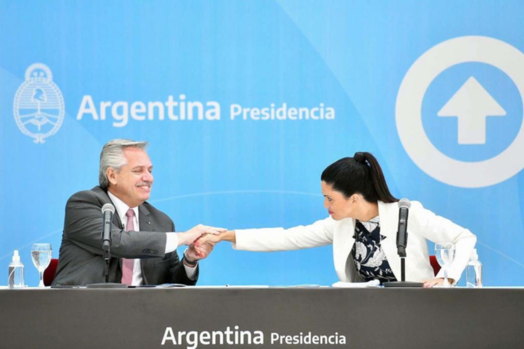 La titular del PAMI, en un acto con el Presidente