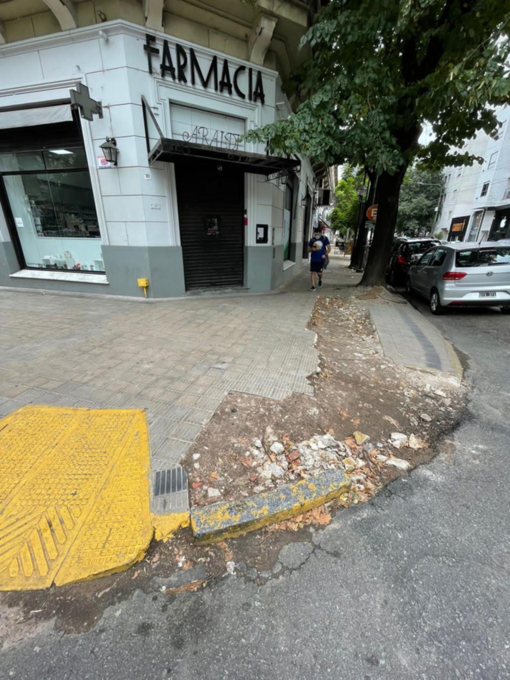 Reclama por la reparación de la vereda la rampa en 4 y 51