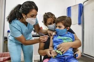 Vacunas pediátricas: un poco de fiebre y tos leve