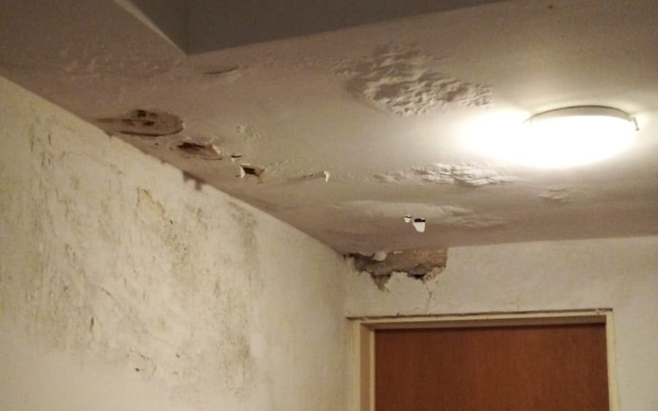 El edificio del terror en pleno centro: vecinos denuncian a la administración por el deterioro