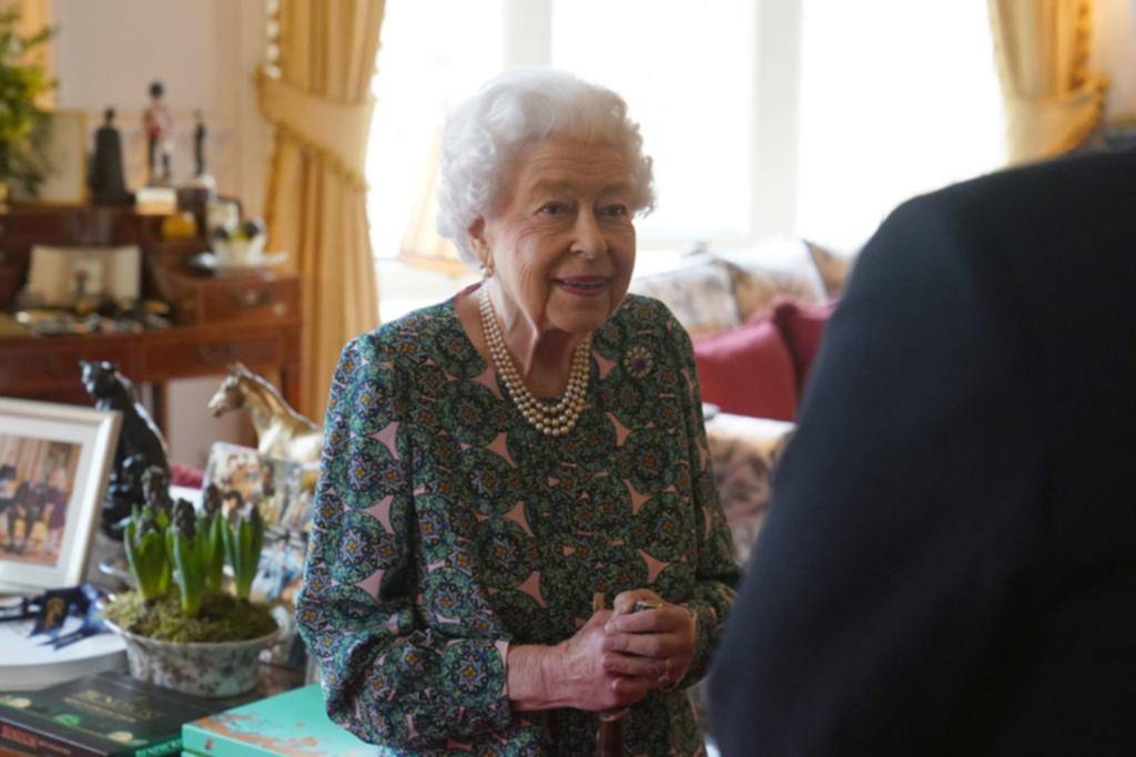 La reina Isabel II da positivo de Covid, pero con síntomas leves