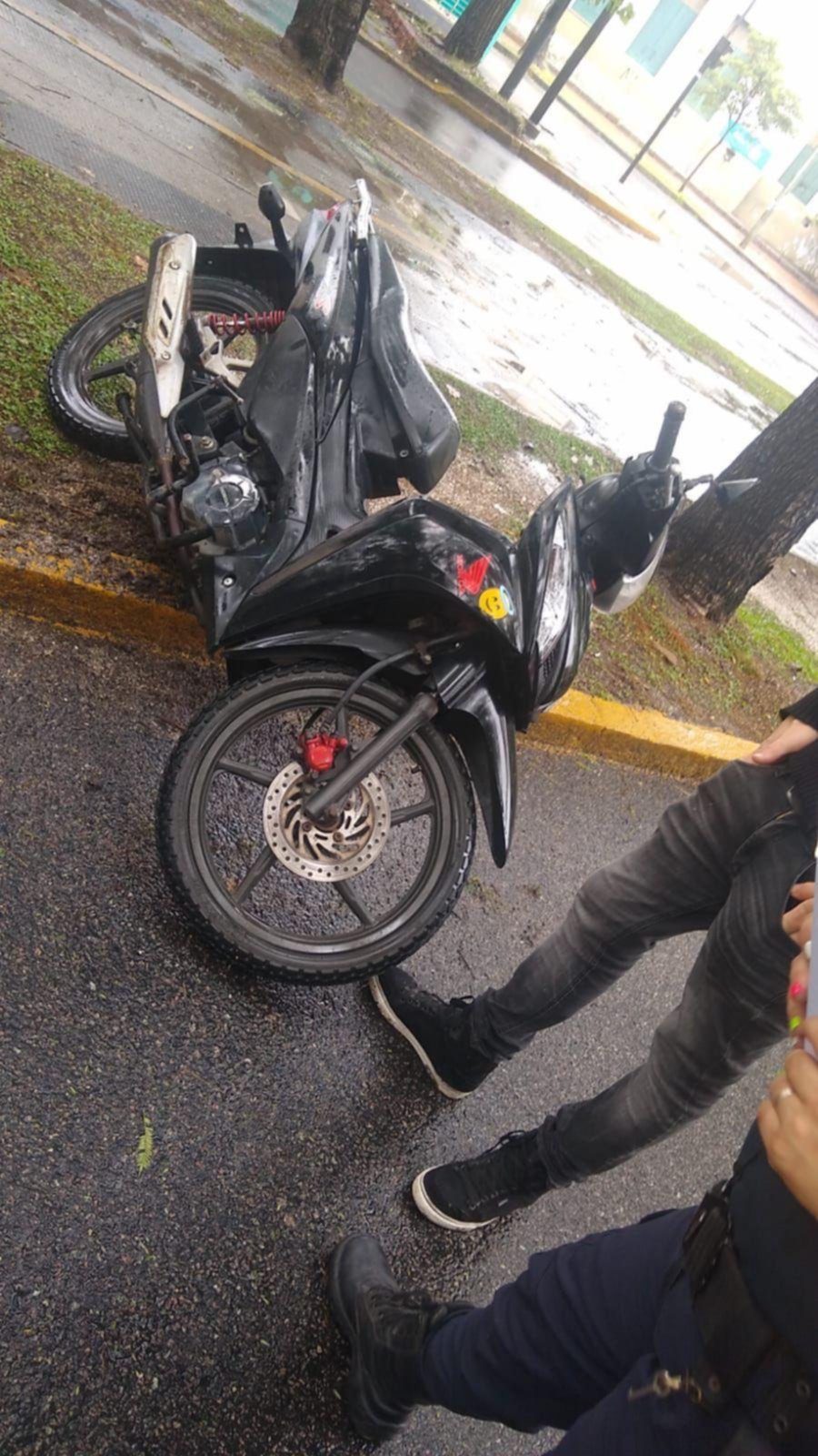 Un hombre perdió la vida al caer de una motocicleta