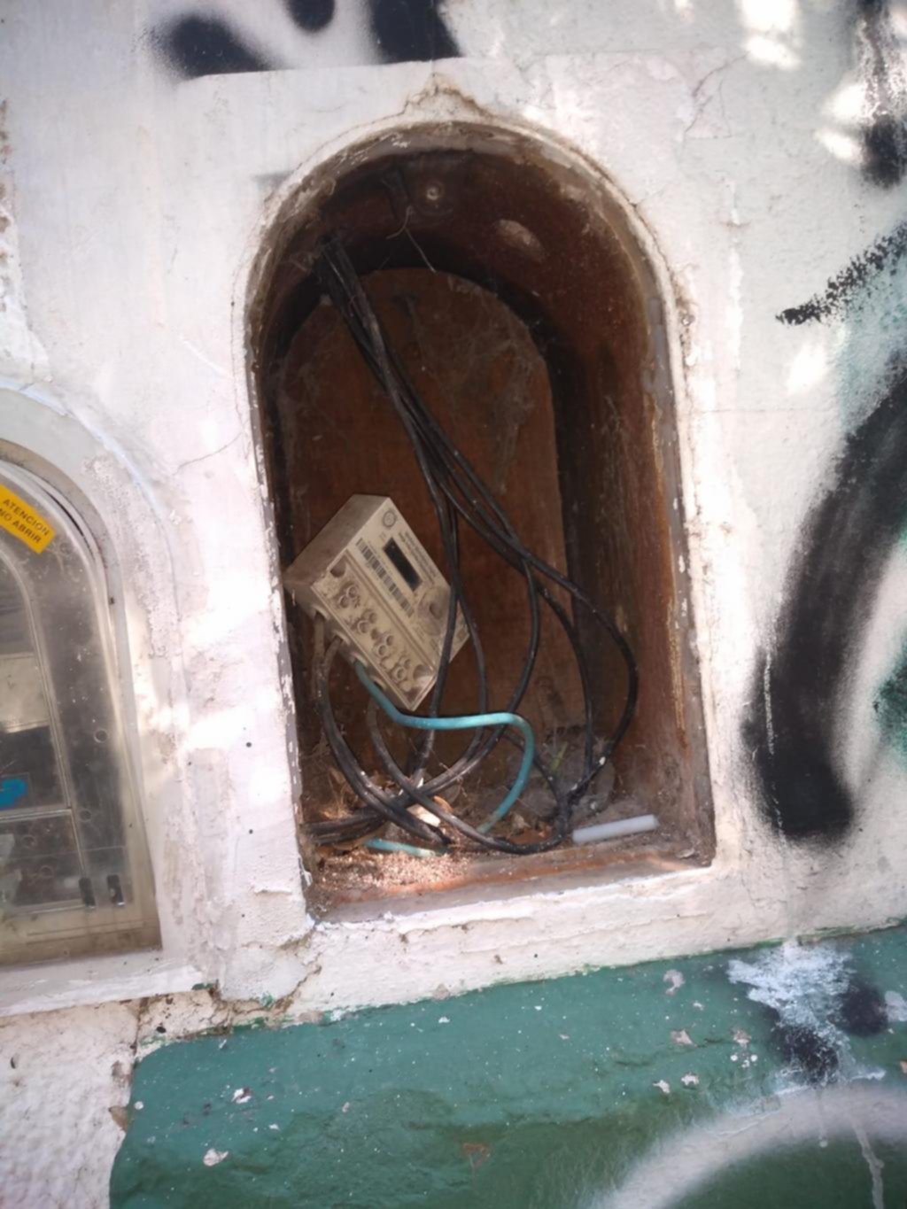 Reemplazan la tapa del medidor de luz que dejaba cables expuestos en la Escuela 43