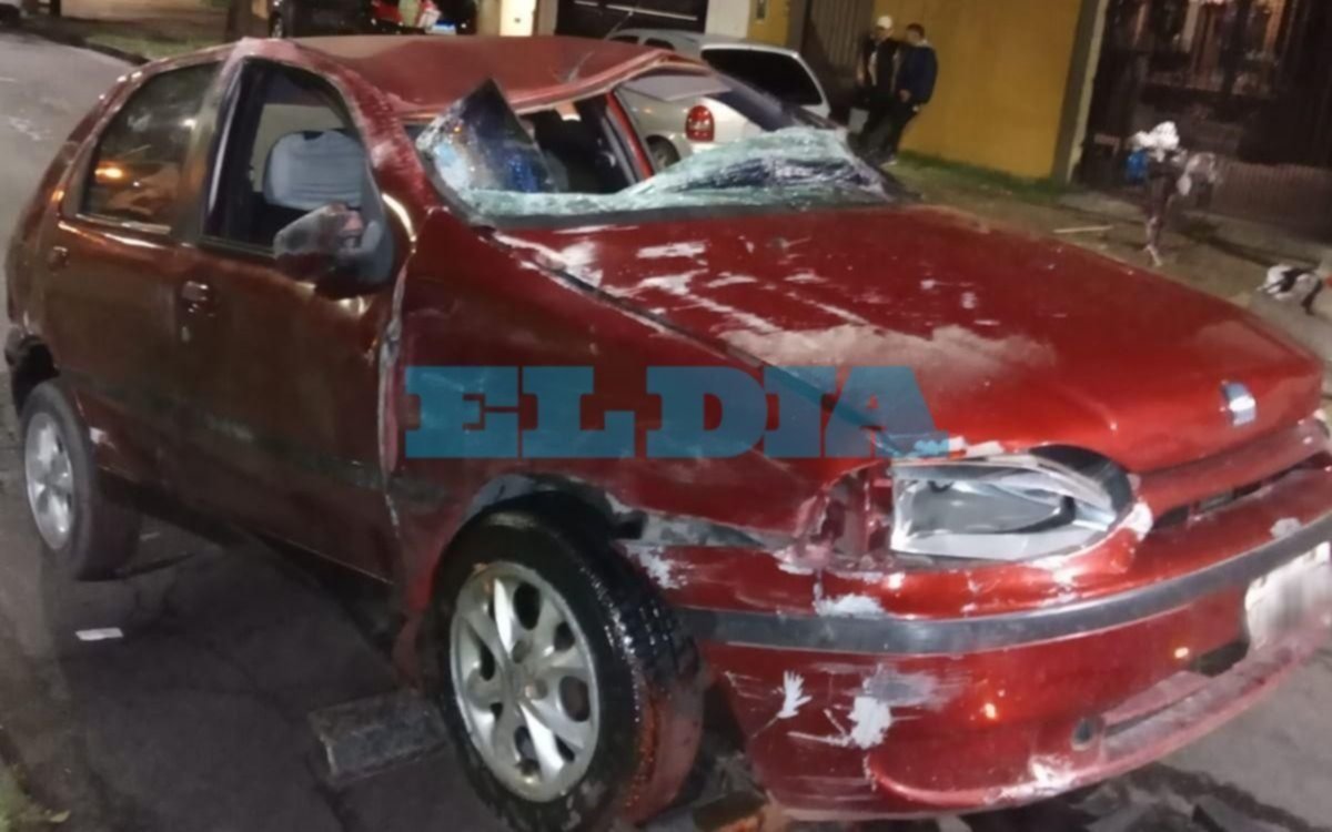 Chocó a dos autos, a una moto y volcó en Los Hornos: dos chicas terminaron golpeadas