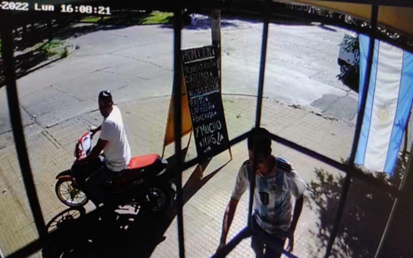 Motochorros atacaron y causaron terror en una librería del barrio El Mondongo: se escaparon