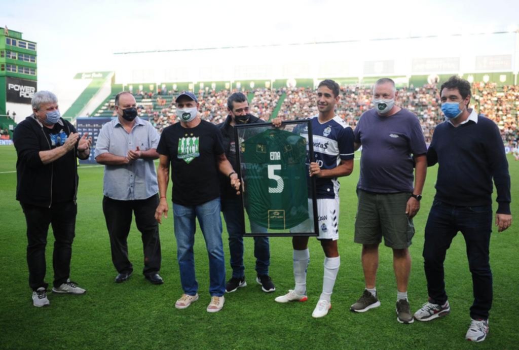 Ovación y reconocimiento del pueblo banfileño para el volante Emanuel Cecchini