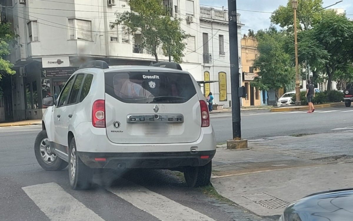 Obstruir ochava y rampa, otro clásico del "estacioná donde quieras"