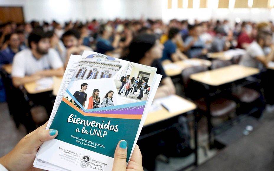 Últimos días para inscribirse a las becas estudiantiles de la UNLP: mirá como anotarte