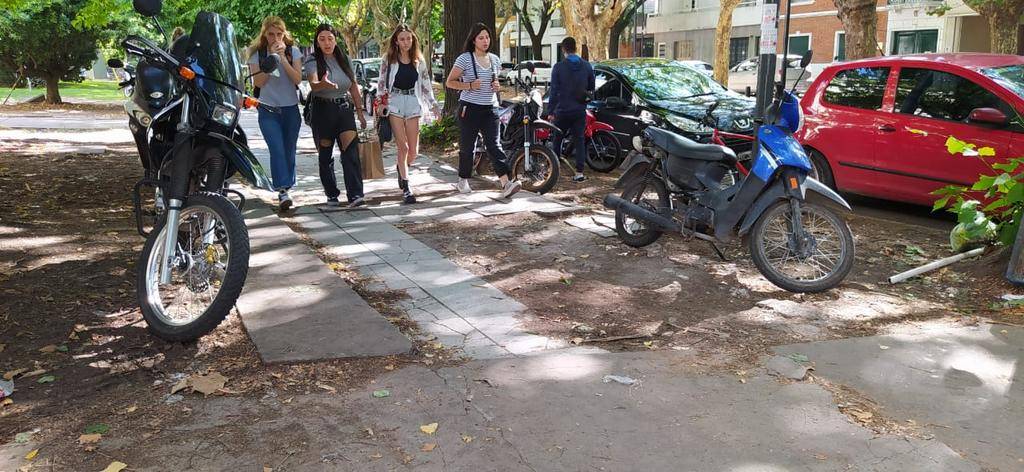 Veredas rotas y ocupadas por motos en el ministerio de Seguridad