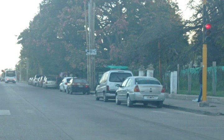 El "estacioná donde quieras" no tiene límites y llegó hasta el acceso de un hospital