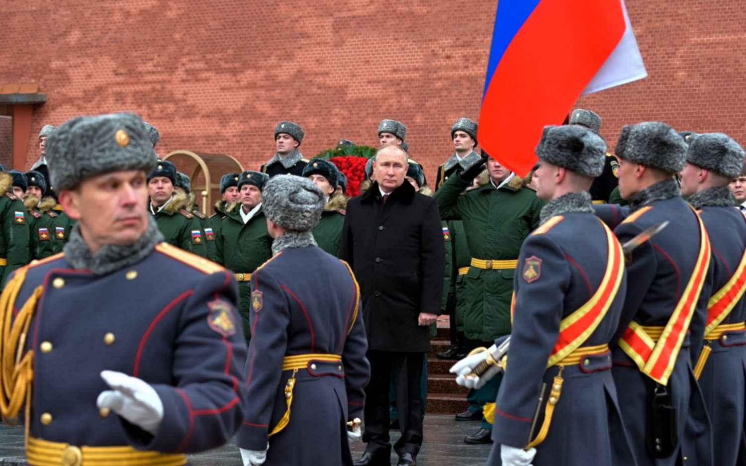 Rusia retira personal diplomático de Ucrania y promete respuesta "dolorosa" y "fuerte" a sanciones