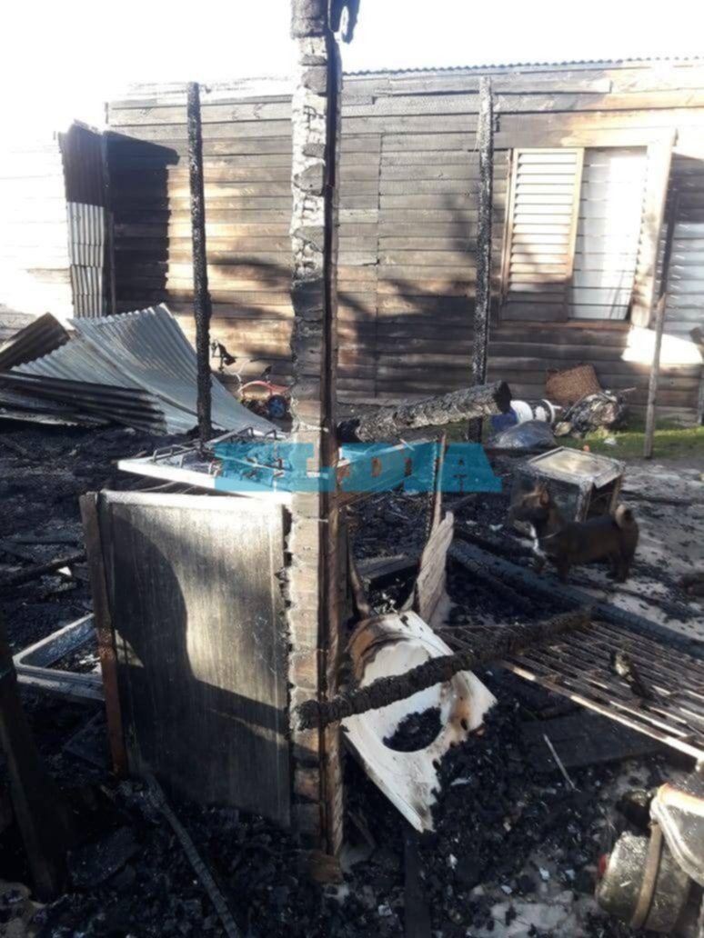 Voraz incendio en La Plata: una mujer y su hijo de 4 años perdieron todo y necesitan ayuda
