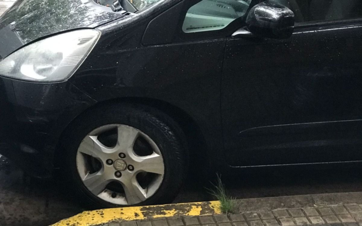 En un edificio de Barrio Norte no pudieron salvarse del "estacioná donde quieras"