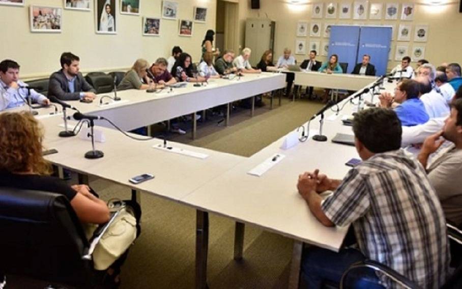 Educación y gremios docentes de universidades analizan la revisión del acuerdo paritario de 2021 