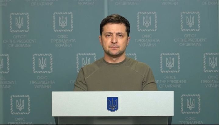 El presidente Zelensky aseguró que las fuerzas rusas están en la capital de Ucrania