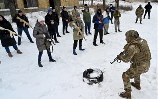 Kiev: "Hay civiles que se vienen entrenando desde hace años para sumarse a la resistencia"