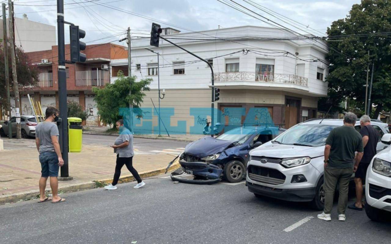 Otro accidente en La Plata: chocaron dos autos en 44 y 27