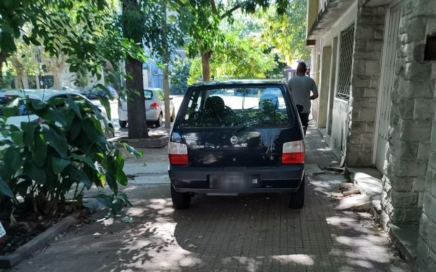 "Estacioná donde quieras": un auto arriba de la vereda en 18 y 53
