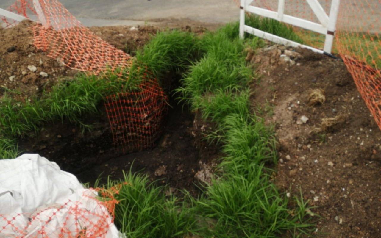 Cloacas rebalsadas por una obra a medio hacer en Altos de San Lorenzo