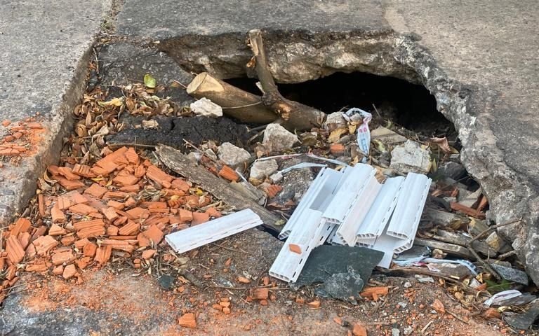 Peligroso bache a metros de Plaza Malvinas