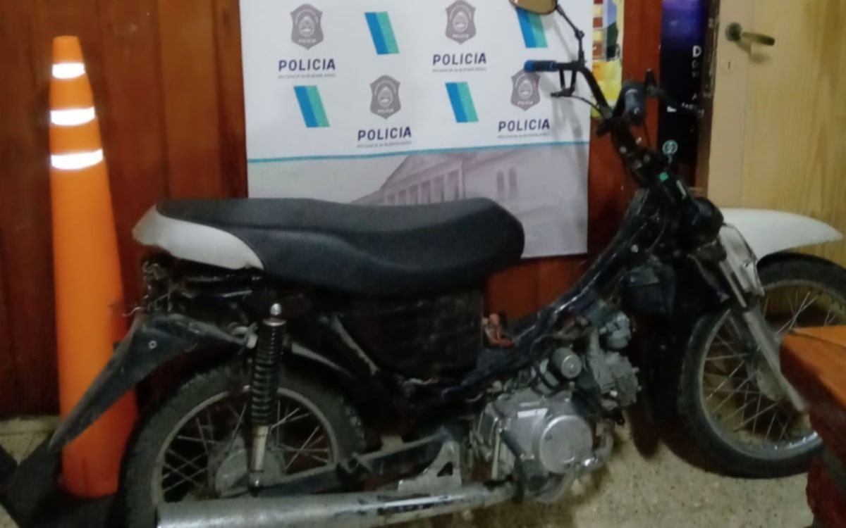 Detienen a un hombre y a un menor, de 16, en Parque Sicardi cuando circulaban en una moto robada