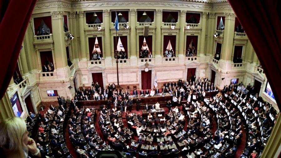 El Congreso, atento al mensaje del Presidente y con la mira en el FMI