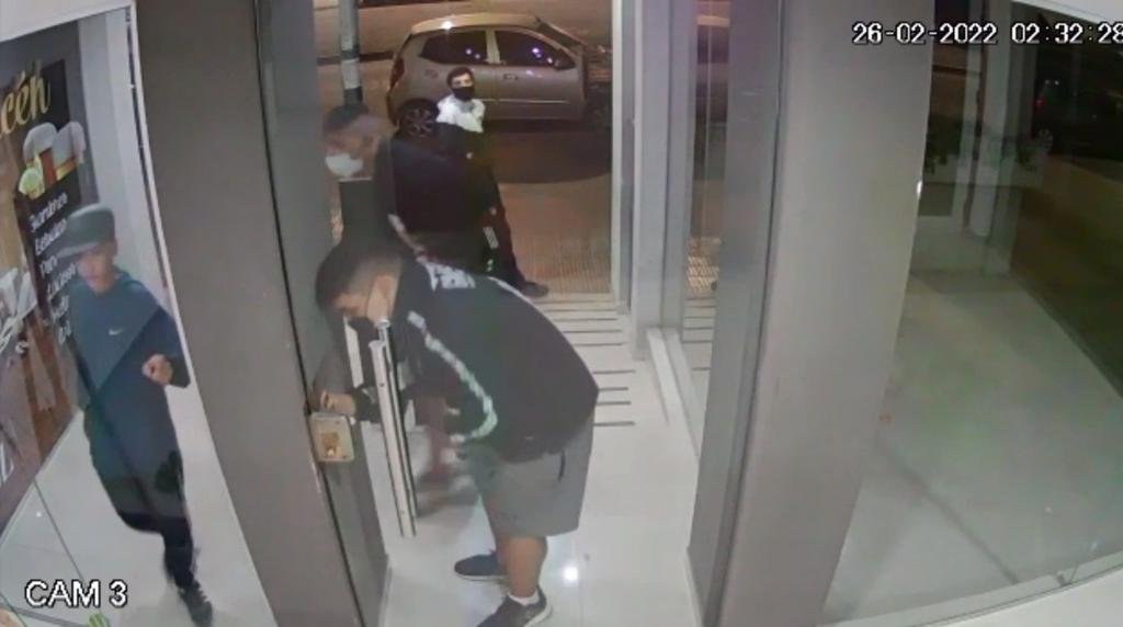 Una filmación dejó al descubierto el accionar de una banda de pibes
