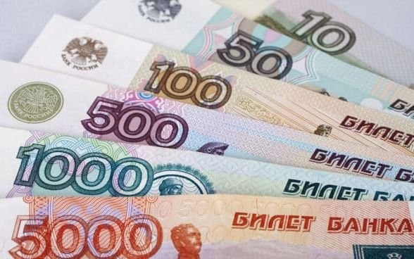 Tras la exclusión de Rusia del sistema Swift se desploma el rublo y la bolsa suspende operaciones