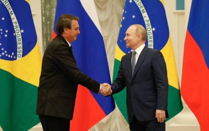 Bolsonaro habló con Putin y dijo se mantendrá "neutral"