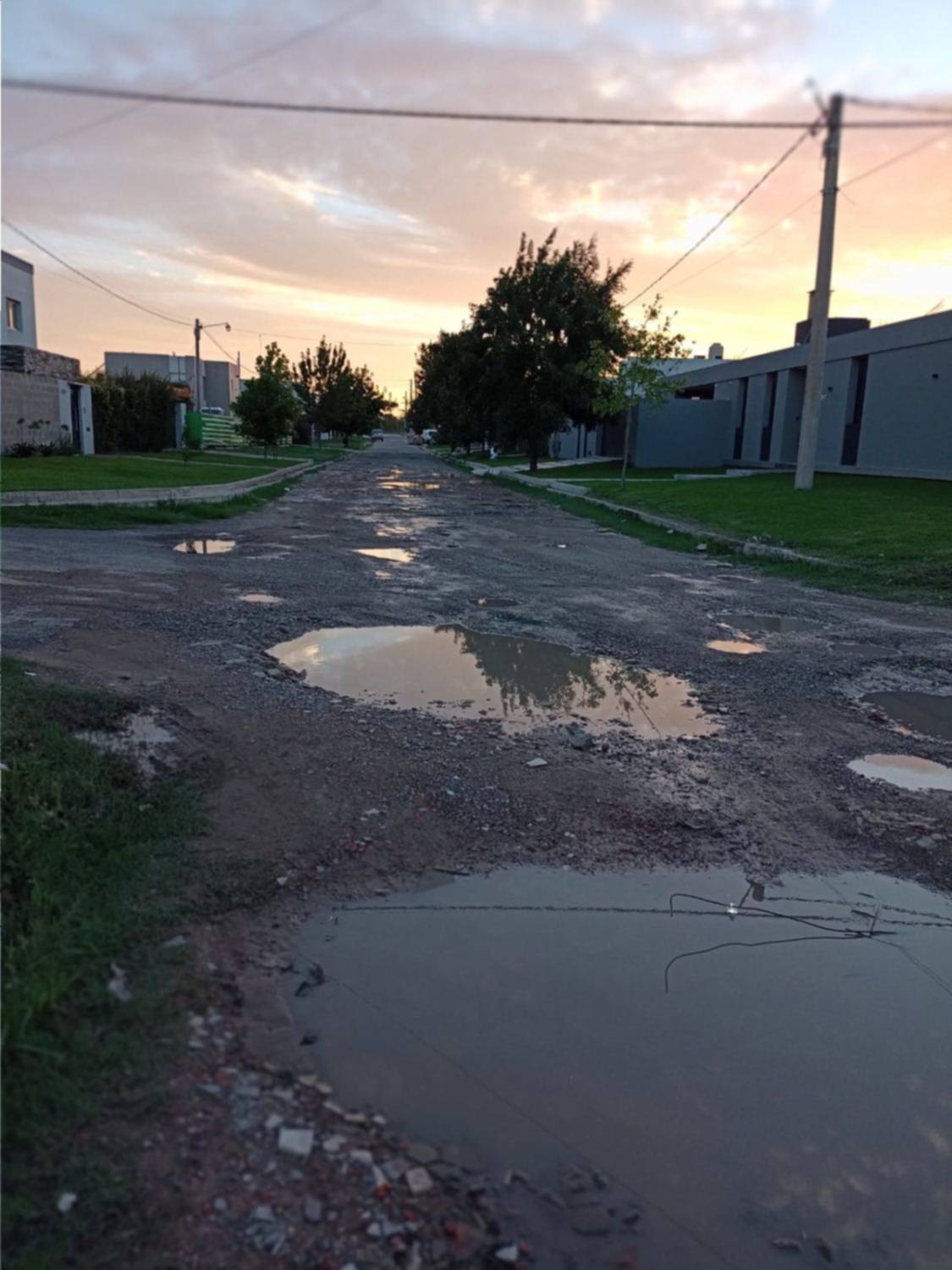 "Imposible transitar", el reclamo de una vecina por el estado de las calles en 505 y 137
