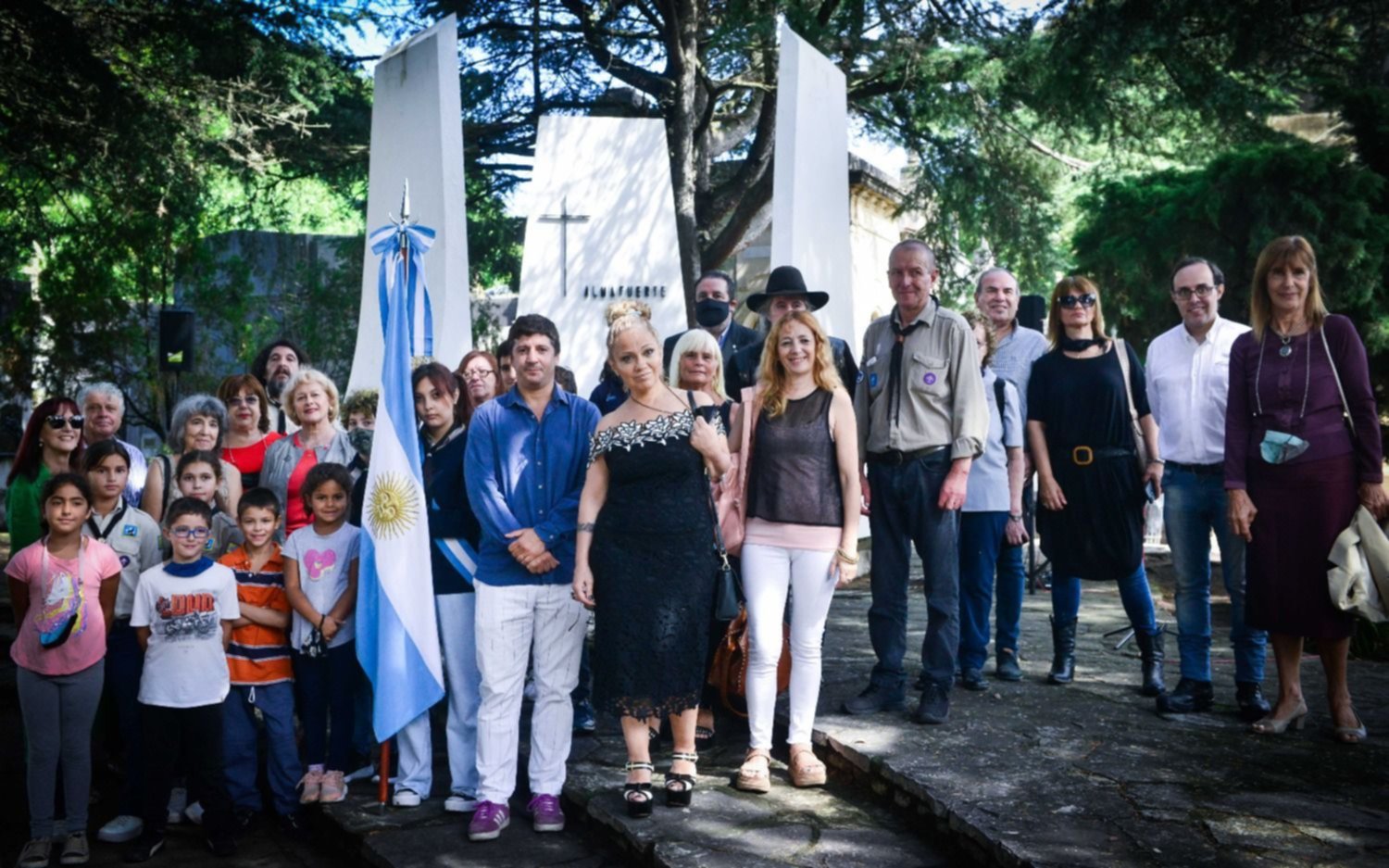 Emotivo homenaje al poeta Almafuerte en el Cementerio platense