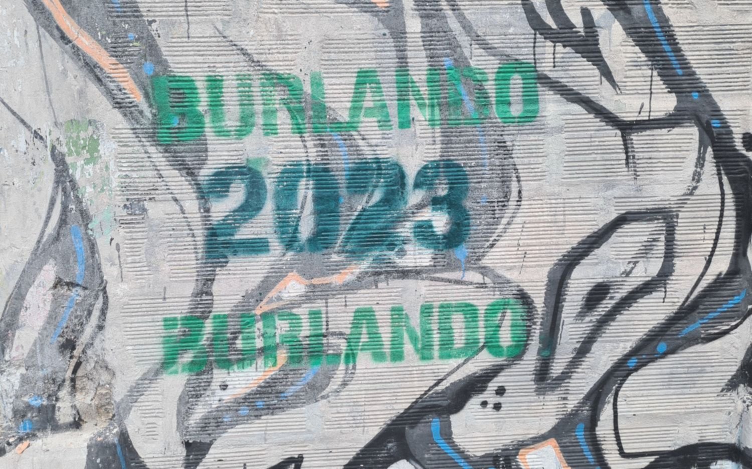 "Burlando 2023", los carteles que ya se pueden ver en La Plata