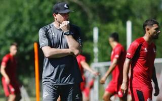 Estudiantes: Para acompañar a Boselli arriba... ¿Pellegrino o Carillo?