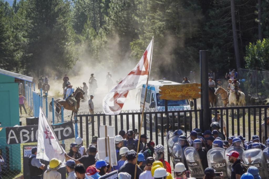 Más incidentes en la puerta de Lago Escondido entre peones y militantes K