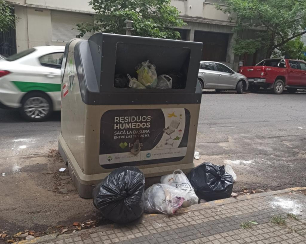 Contenedores desbordados de residuos en pleno Centro
