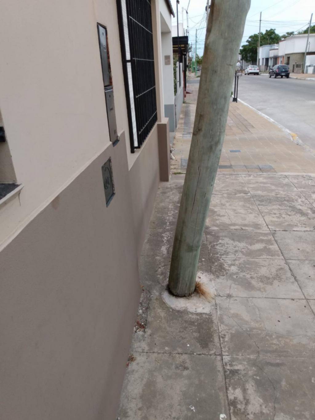 Un poste genera riesgo en una calle de Ensenada